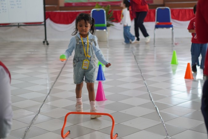 Lomba Memindahkan Bola