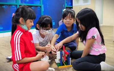 Mengeksplorasi School Science Center